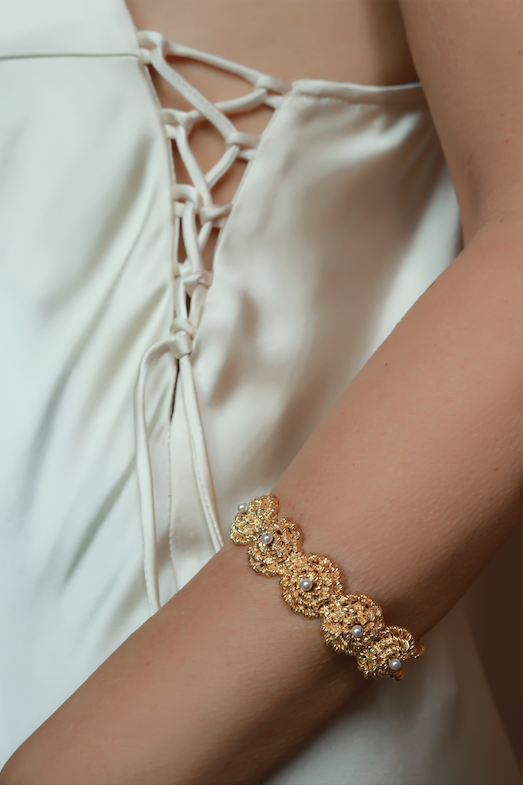 TWISTED WIRE BANGLE WITH MINI PEARLS