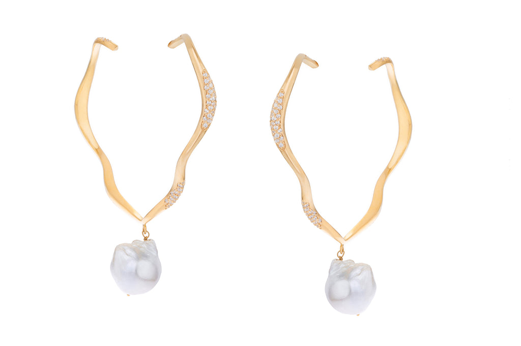 FEMININE WAVES PEARL HOOP EARRINGS